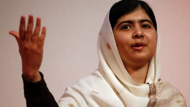 برطانیہ میں مقیم ملالہ اب دنیا کے ہر فورم پر خواتین کی تعلیم کی وکالت کرتی نظر آتی ہیں۔