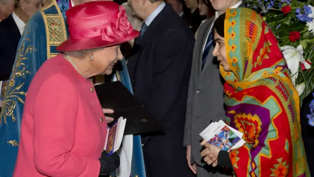 مغربی دنیا میں ملالہ یوسفزئی کی تعلیم کے پھیلاؤ کی کوششوں کی زبردست پذیرائی ملی۔ یہاں وہ برطانوی ملکہ الزبتھ سے ملاقات کر رہی ہیں۔ 