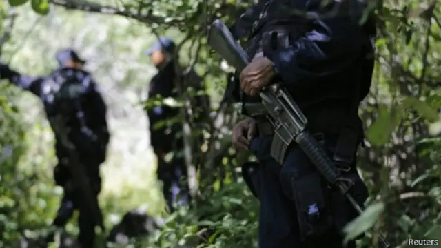 المقابر الجديدة اكتشفت خلال عملية كبيرة للعثور على الطلاب، الذين اختفوا بعد مصادمات مع الشرطة