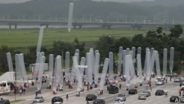 جنوبی کوریا کے کارکن غبارے اٹھا کر مظاہرہ کر رہے ہیں