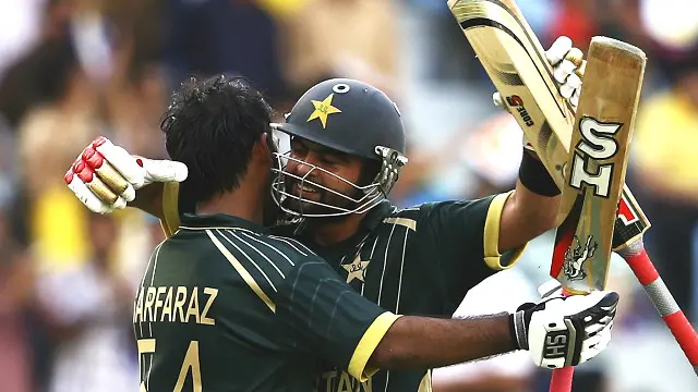 پاکستان کی طرف سے اوپنگ سرفراز اور احمد شہزاد نے کی اور دونوں نے نصف سنچریاں سکور کیں
