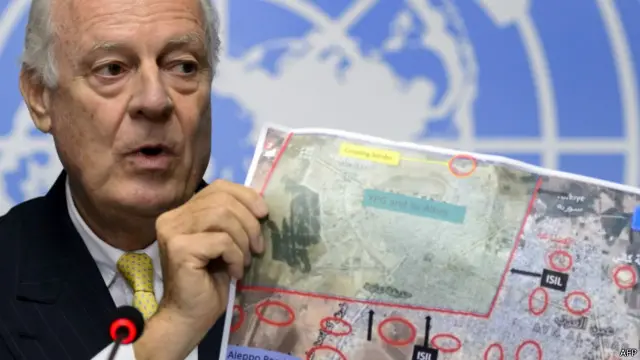 استفان د میستورا در حال ارائه آخرین دادههای سازمان ملل متحد درباره کوبانی در ژنو
