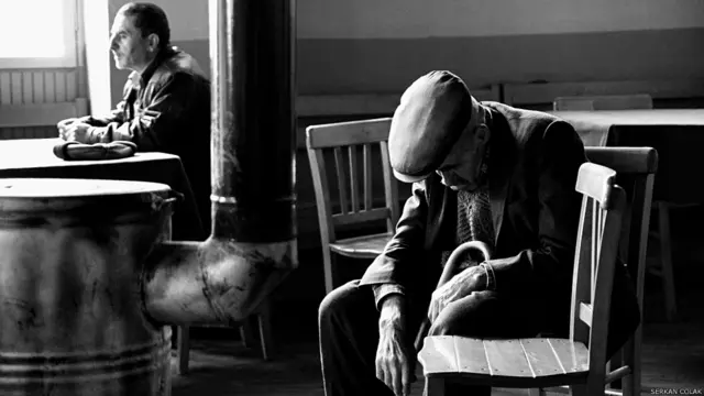 Yine Serkan Çolak'tan "İzmir-Birgi'de köy kahvehanesinde sobanın sıcaklığıyla uyuyan yaşlı bir adam" 