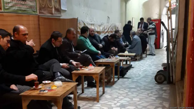 Nevzat Turgay Işıkgöz'den "Karaköy hanlarin daki bol sohbetli kahvehaneleri" 