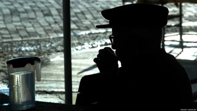 Murat Karaçay'ın Aydın -Yenipazar İlçesi'nde çektiği kahvehanede yorgunluk atan çiftçi. 