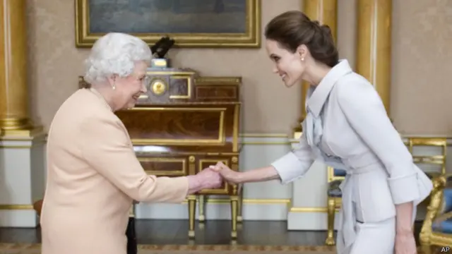 Королева Елизавета наградила актрису Анжелину Джоли званием почетной Дамы