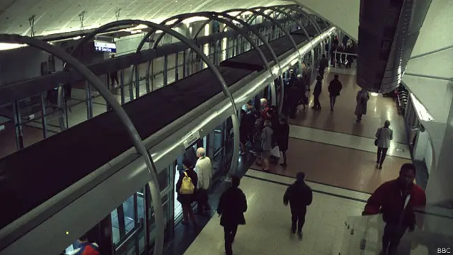 گارڈین کو حاصل ہوئی ہے جس کی رپورٹ کے مطابق یہ واقعہ منگل کو شہر کے مرکزی سٹیشن میں پیش آیا