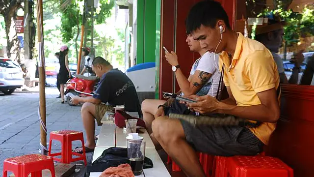 Máy tính, điện thoại và máy tính bảng đang được dùng để đọc tin.