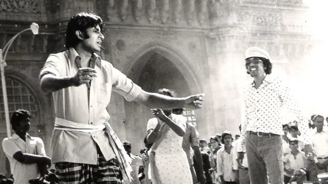 یہ منظر امیتابھ کی فلم ’ڈان‘ کے گانے ’ای ہے بمبئی نگریہ کو دیکھ ببوا‘ کی شوٹنگ کا ہے یہ گانا گیٹ وے آف انڈیا پر فلمایا گیا تھا اور وہاں امیتابھ بچن کے مداحوں کا ہجوم جمع ہو گیا تھا۔ 