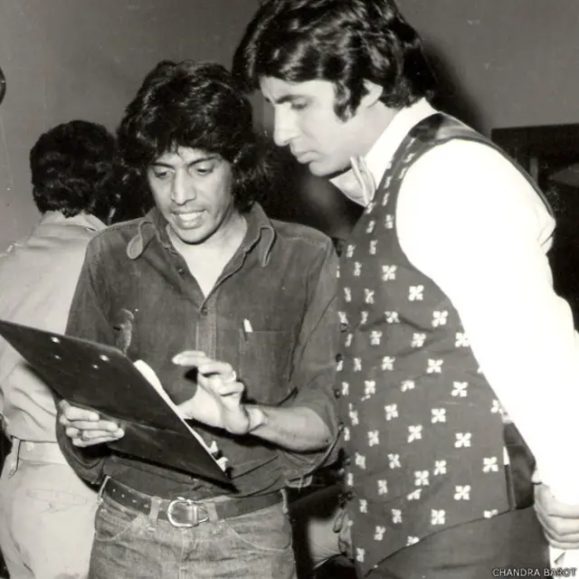 ڈان کے ہی سیٹ پر چندر بروٹ امیتابھ کو سین سمجھا رہے ہیں دونوں کے درمیان گہری دوستی تھی اور وہ امیتابھ کو ٹائیگر پکارتے تھے۔