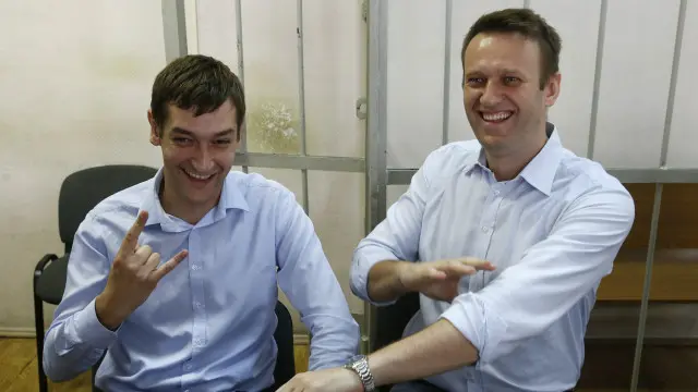 Bersama adiknya, Oleg, Navalny dihukum penjara karena dianggap terbukti melakukan penipuan.