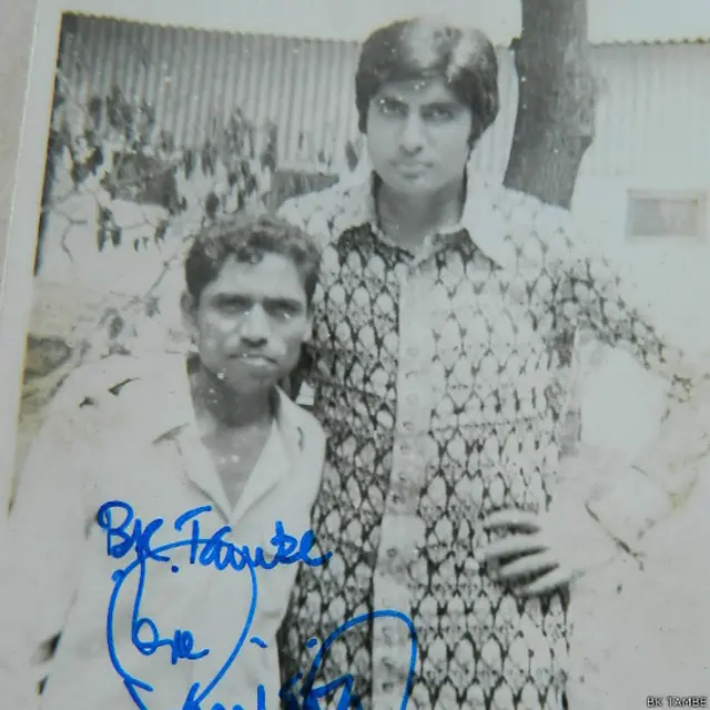 اس تصویر میں امیتابھ بچن کے ساتھ ممبئی کے فوٹو گرافر بی کے تامبے نظر آرہے ہیں۔