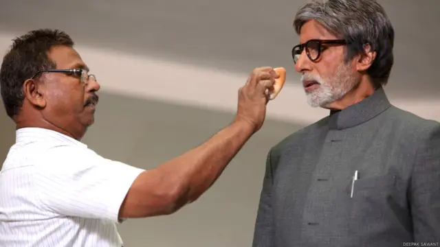 امیتابھ بچن اپنے میک اپ مین دیپک ساونت کے ساتھ۔ امیتابھ دیپک کے ساتھ ستر کی دہائی سے ہیں۔امیتابھ نے دیپک کی کچھ بھوجپوری فلموں میں مفت میں کام بھی کیا ہے۔