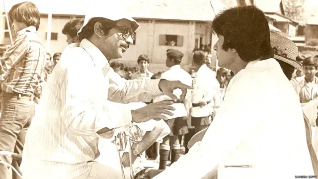 فلم شعلے کے سیٹ پر رمیش سپی امیتابھ کو سین سمجھا رہے ہیں۔ اس فلم کے بعد امیتابھ نے رمیش سپی کے ساتھ ’شام‘، ’شکتی‘ اور ’اکیلا‘ جیسی فلموں میں کام کیا۔