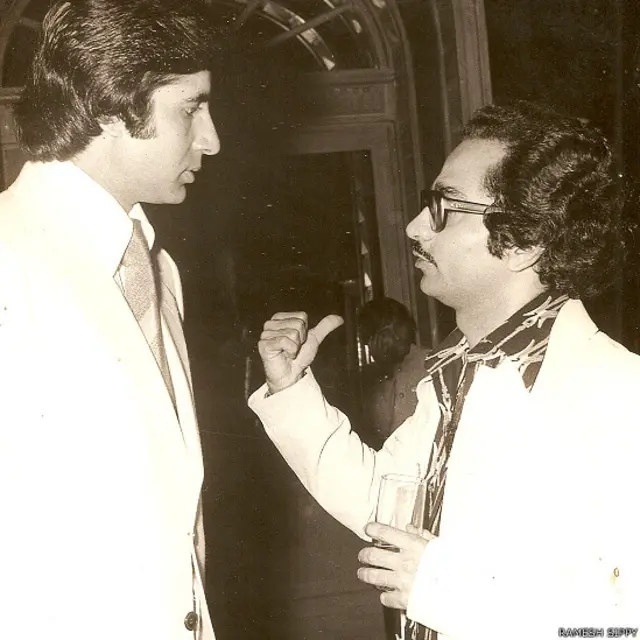 1975 میں امیتابھ بچن کی فلم ’شعلے‘ بالی وڈ کی بہترین فلموں میں سے ایک ثابت ہوئی اس تصویر میں ان کے ساتھ فلم کے ہدایت کار رمیش سپی نظر آ رہے ہیں۔