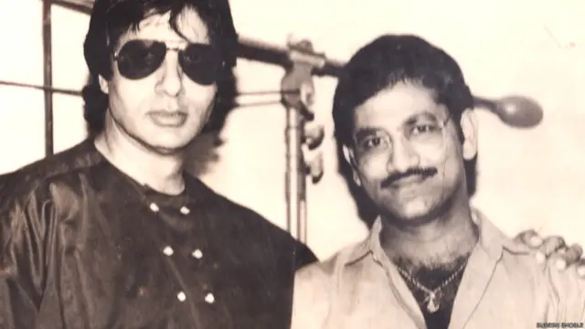 نامور گلوکار سریش بھوسلے جنہوں نے امیتابھ کے لیے بہت سے گانے گائے ہیں انھوں نے امیتابھ کے لیے ’ہم‘ فلم کا گانا ’جما چما دے دے‘ گایا تھا جو بہت مشہور ہوا تھا۔ان دونوں کی آواز اتنی ملتی جلتی ہے کہ ایک مرتبہ امیتابھ بچن کی اہلیہ جیا بچن نے فون پر انہیں امیتابھ سمجھ لیا تھا۔ 