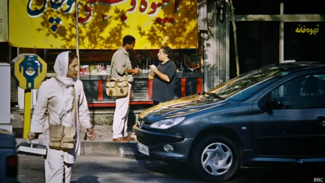 No Irã, é possível ganhar dinheiro atravessando a rua em dias de rodízio