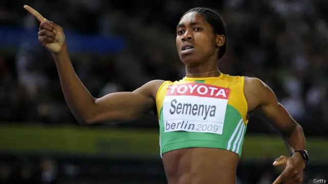 Caster Semenya logró la medalla de oro en los 800 metros del mundial de atletismo de Berlín en 2009, evento en el que se cuestionó su género.