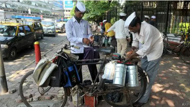 Dabbawalas levam marmitas de bicicleta por toda Mumbai