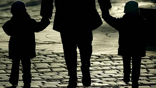 silueta de mujer con niños