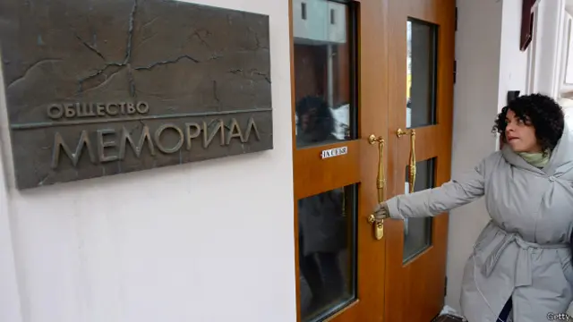 Женщина заходит в офис "Мемориала" в Москве 21 марта 2013 года