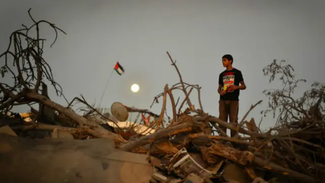 بستر نہ ہونے کی وجہ سے کئی لوگوں کو وقت سے پہلے گھر جانے کا کہنا پڑا، لیکن ان میں کچھ ایسے ہیں جو اپنا گھر بھی کھو چکے ہیں