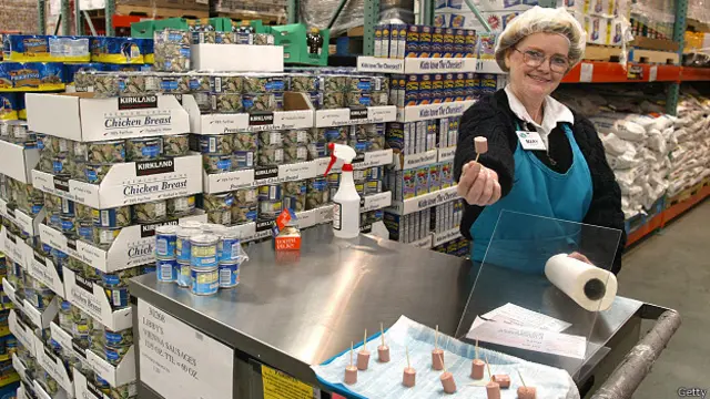 Degustación de salchichas en una tienda de Costco, EE.UU.