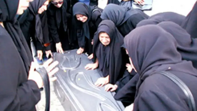  سیزده سال از مرگ زهرا (زیبا) کاظمی، عکاس ایرانی-کانادایی در بیمارستان بقیه الله تهران می‌گذرد. او که در ۳ تیر ۱۳۸۲ در حال عکاسی از معترضان جلو زندان اوین دستگیر شده بود، براساس گزارش کمیسیون اصل ۹۰ مجلس، به علت ضربه مغزی ناشی از ضرب و شتم و شکنجه در ۲۰ تیر همان سال فوت می‌کند. 