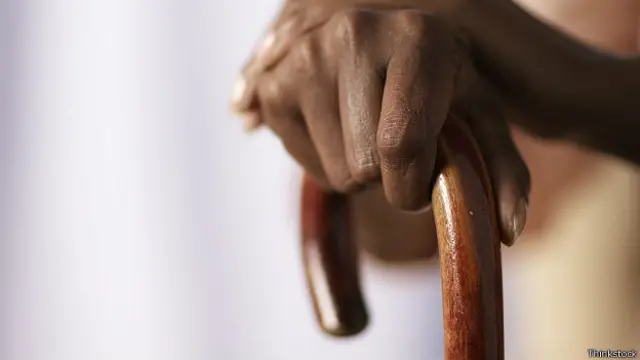 छड़ी पकड़े दृष्टिहीन