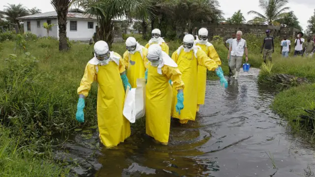 इबोला वायरस से निपटता चिकित्सा दल
