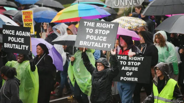 Жители города Сент-Луис и его пригорода Фергюсон намерены мирно протестовать все выходные