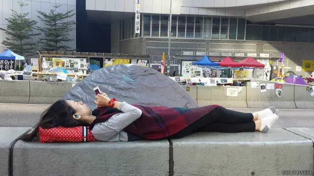 Seorang peserta unjuk rasa pro-demokrasi di Hongkong tengah beristirahat.