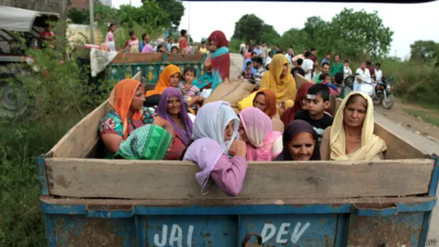 کشمیر میں کنٹرول لائن پر دس روزہ گولہ باری کے سبب ہزاروں افراد نقل مکانی پر مجبور ہو گئے ہیں