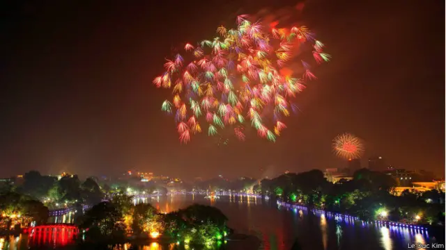 Những quả pháo hoa đầu tiên phát nổ vào đúng lúc 21h ngày 10/10