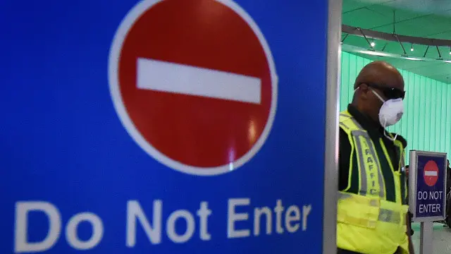 Penumpang dari tiga negara di Afrika barat akan diperiksa suhu tubuhnya.