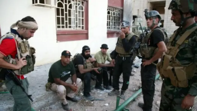 نیروهای عراقی از چند هفته قبل در رمادی با داعش مشغول نبرد بوده‌اند