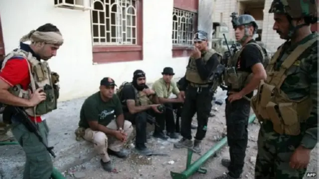 يقاتل الجيش العراقي مسلحي تنظيم الدولة الاسلامية في الرمادي منذ اسابيع