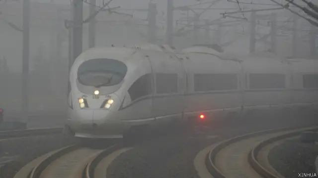 北京和天津部分地區陷入重度霧霾。