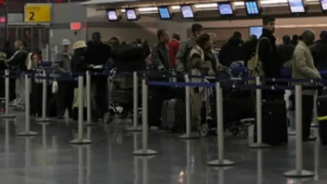 صف مسافران در فرودگاه نیویورک در انتظار معاینه که به ابولا مبتلا نباشند