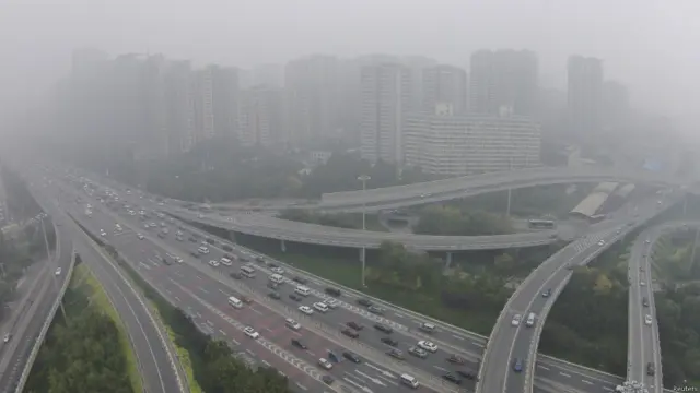 大雾使北京交通大受影响，多条高速路段封闭，截至早上10点半，只有机场、机场二、京藏和京新高速公路尚在开通，其他道路仍处于封闭状态。 