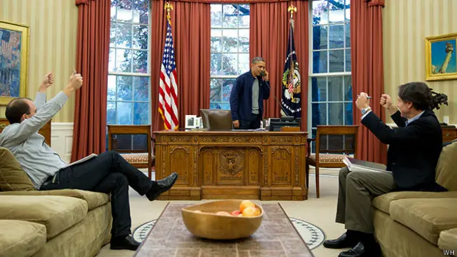 خوشحالی در دفتر رئیس جمهور آمریکا. اوباما حین مکالمه با وزیر امور خارجه اش و مطلع کردن شدن از رسیدن به توافق اتمی ژنو با ایران