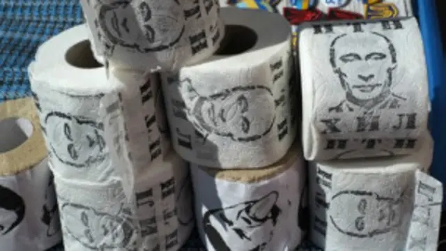 टॉयलेट पेपर रोल पर पुतिन की तस्वीर