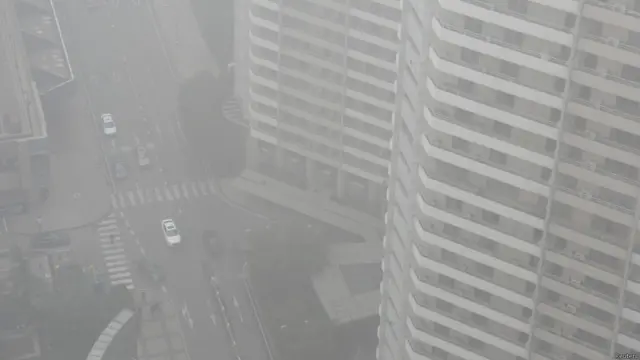 中央气象台监测还显示，其中重度霾覆盖11.6万平方公里，并包括了北京和天津两个直辖市。官方也在11日继续拉响仅次于最高预警级别的霾橙色预警。