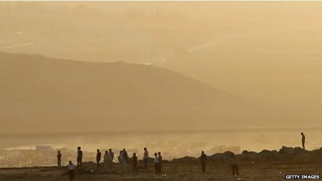 Suriya kürdləri Türkiyə ərazisindən Kobanidəki döyüşləri müşahidə edirlər.