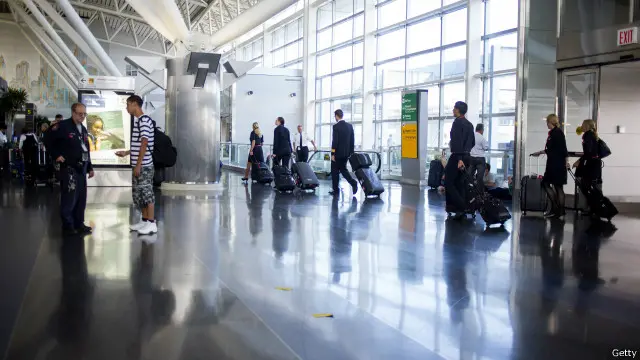 بدأ تطبيق إجراءات الفحص السبت في مطار جون كينيدي، وستبدأ خلال أيام في أربعة مطارات أخرى