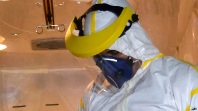 Técnicos en una ambulancia en Brasil