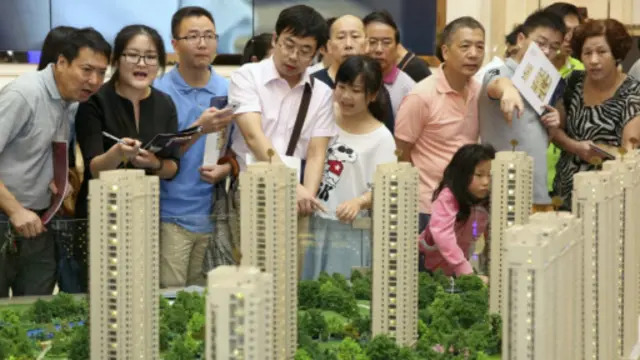 很多中国购房者在买房时并未考虑土地使用权年限问题,但随着时间推移,土地使用权引发的矛盾逐渐显现。