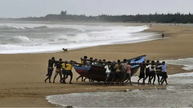 حذرت السلطات الهندية الصيادين من النزول للبحر في سواحل ولايتي أوريسا وأندرا براديش
