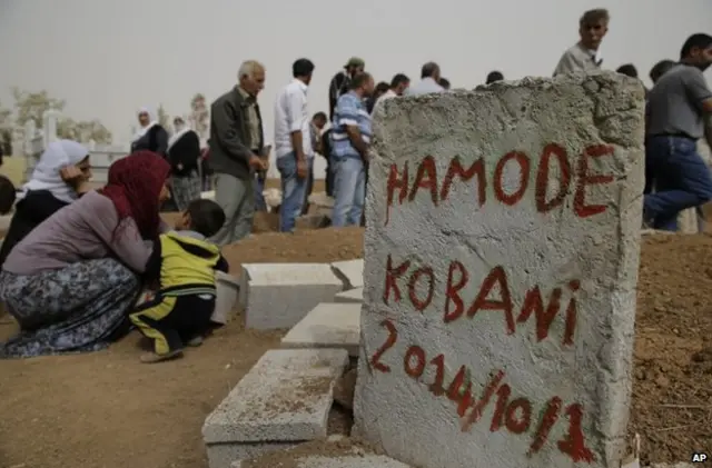 سنگ قبر یک پیکارجوی کرد که به تازگی در حوالی شهر مرزی سوروچ ترکیه دفن شده است