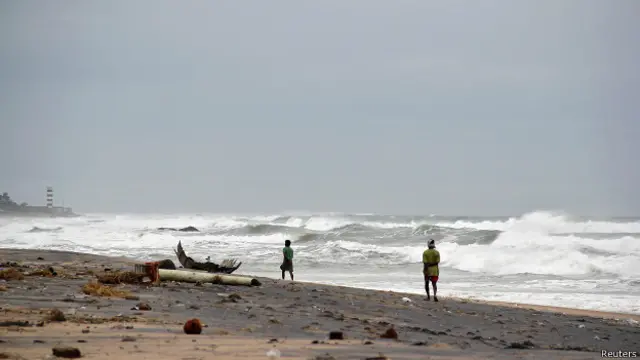 په ځینو ټیټو سیمو کې د سمندري توپان څپې نژدې دوه متره لوړې شوې